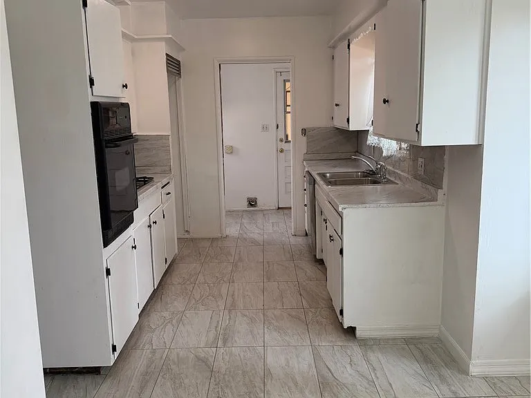 944 N Primrose Ave — Photo 2