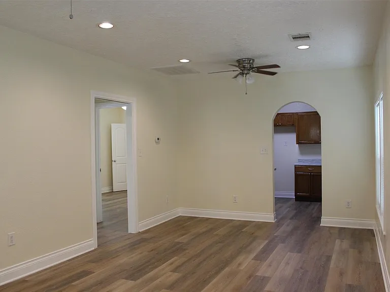 410 Hahlo St — Photo 2