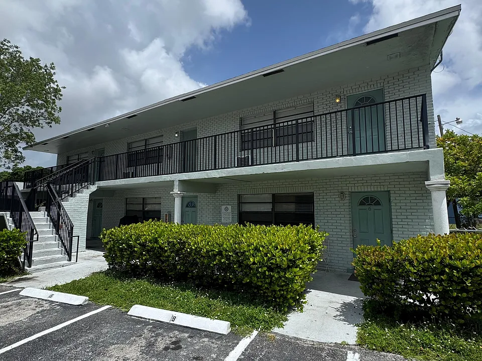 325 NW 15th St