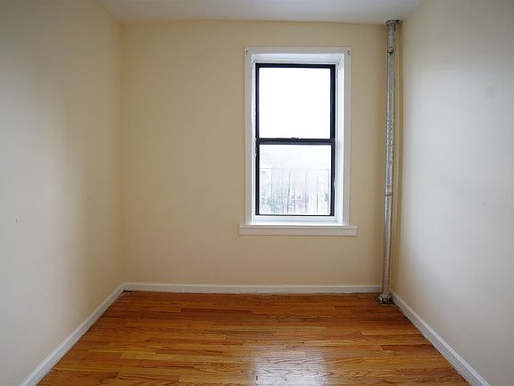 3rd image of 3727 Crescent St APT 5