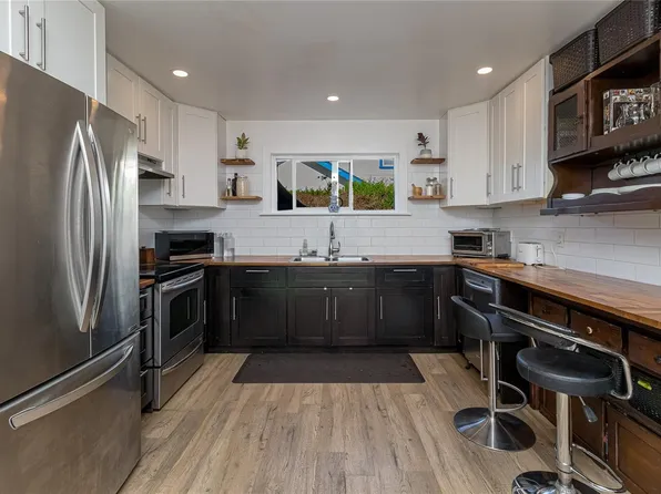 862 Canterbury Rd, Saanich, BC V8X 3E6