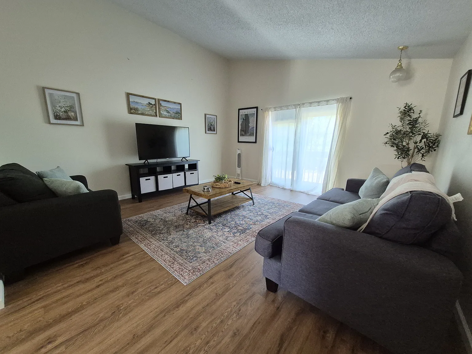 2 bed, 1.5 bath, 1350 sqft, $2,700 — Photo 2