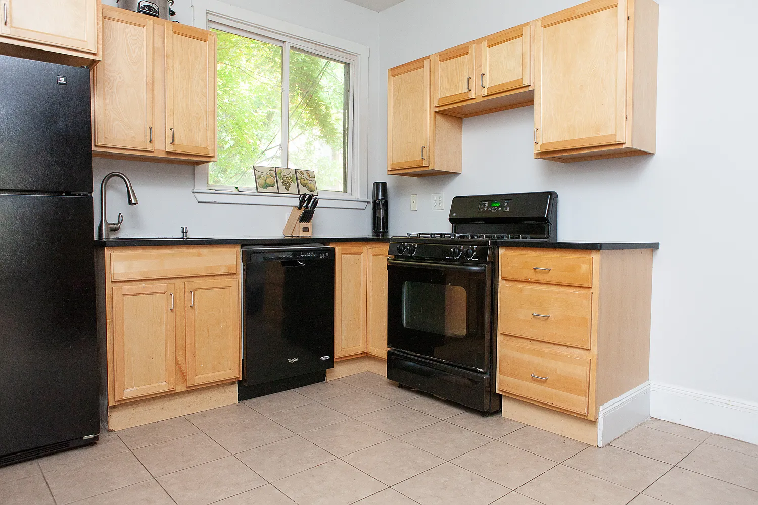 6 bed, 2.5 bath, 2200 sqft, $4,995 — Photo 3