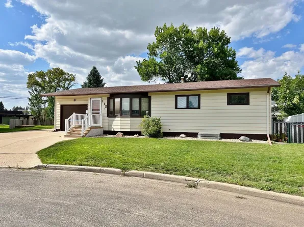 115 25th St NW, Minot, ND 58703