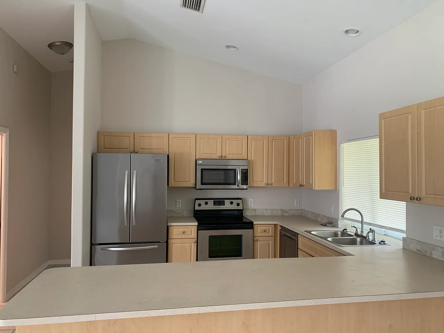 3 bed, 1612 sqft, $1,900 — Photo 2