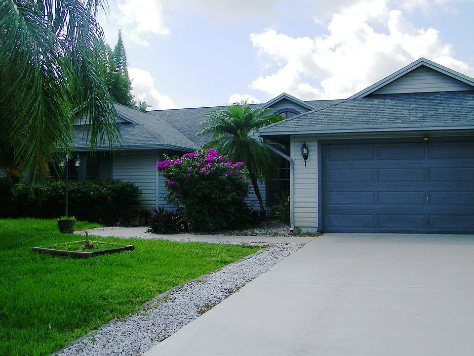 1st image of 486 SE Thornhill Dr