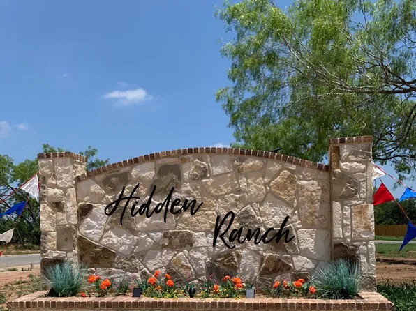 211 Hidden Ranch Ct, Floresville, TX 78114