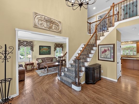 5th image of 16 Saint Andrews Ct