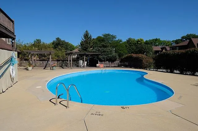 2 bed, 1090 sqft, $1,295 — Photo 2