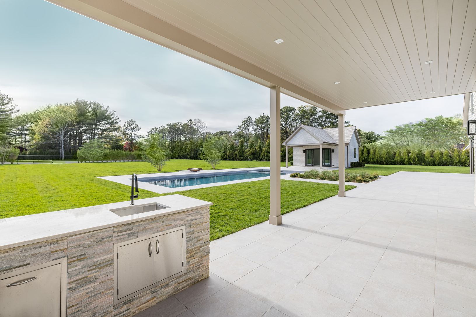 uilt-In Outdoor Kitchen