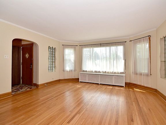 3rd image of 7916 W Barry Ave