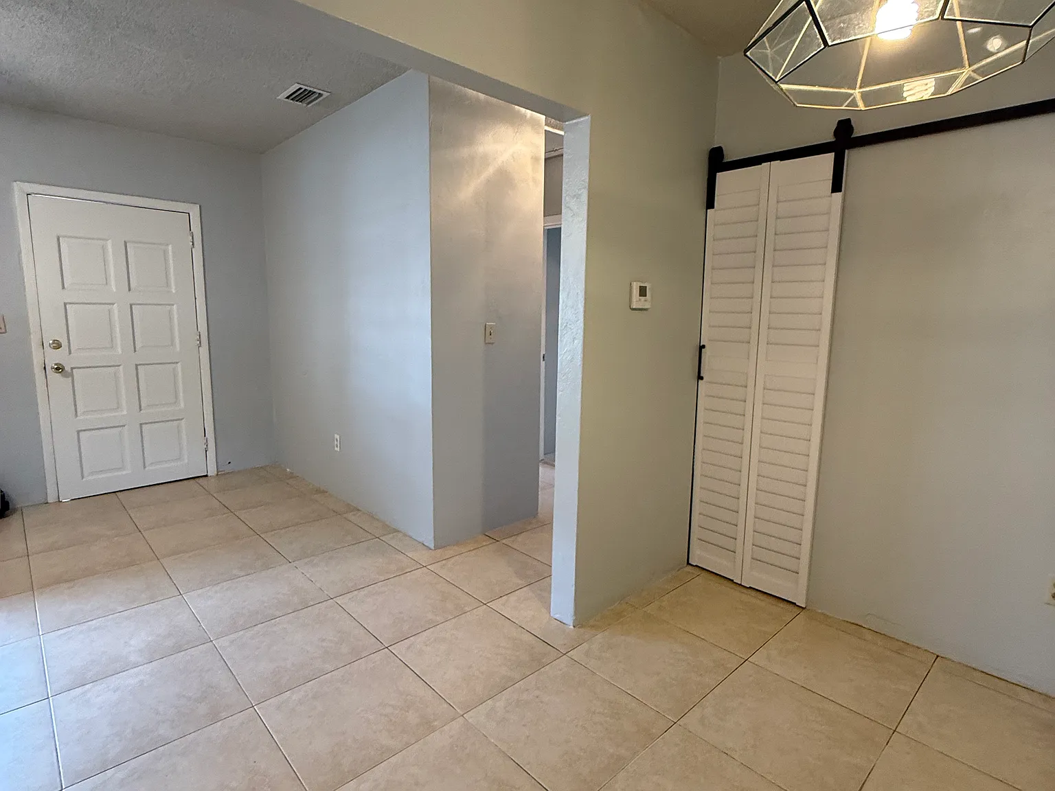 3 bed, 1044 sqft, $2,400 — Photo 3