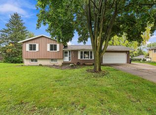 821 Woodfield Rd, Neenah, WI 54956
