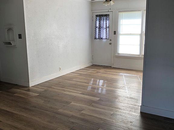 4th image of 503 W Houston St