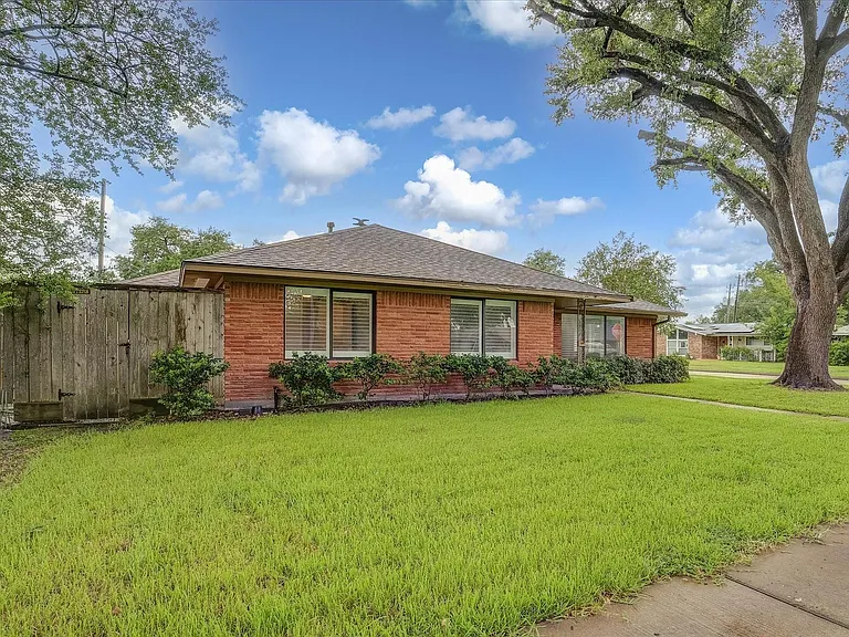 2123 Ridgecrest Dr — Photo 2