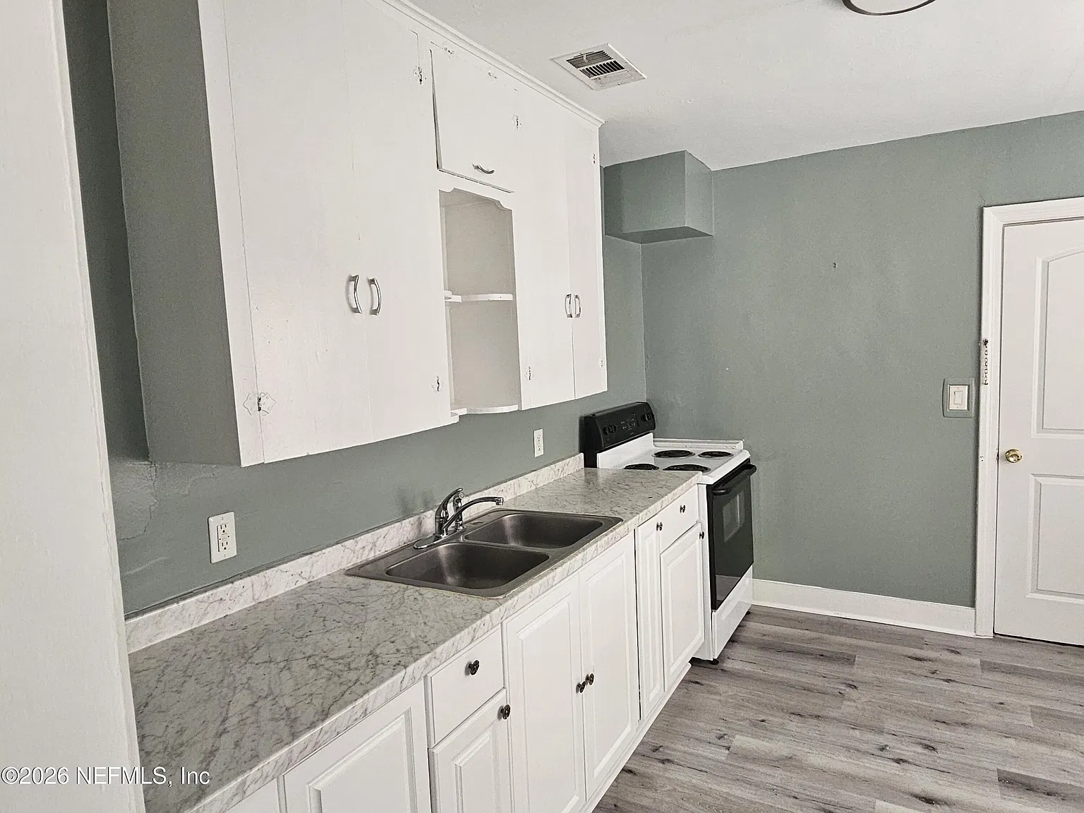 2 bed, 1.0 bath, 827 sqft, $1,200 — Photo 3