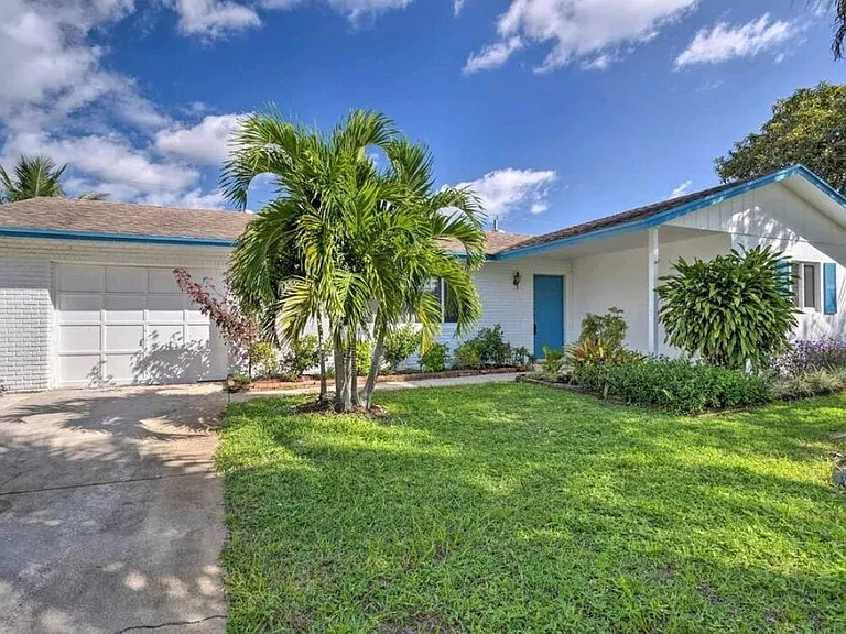 1036 Coral Dr — Photo 2