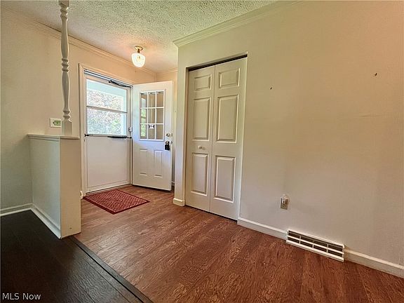 3rd image of 12 Surrey Ln