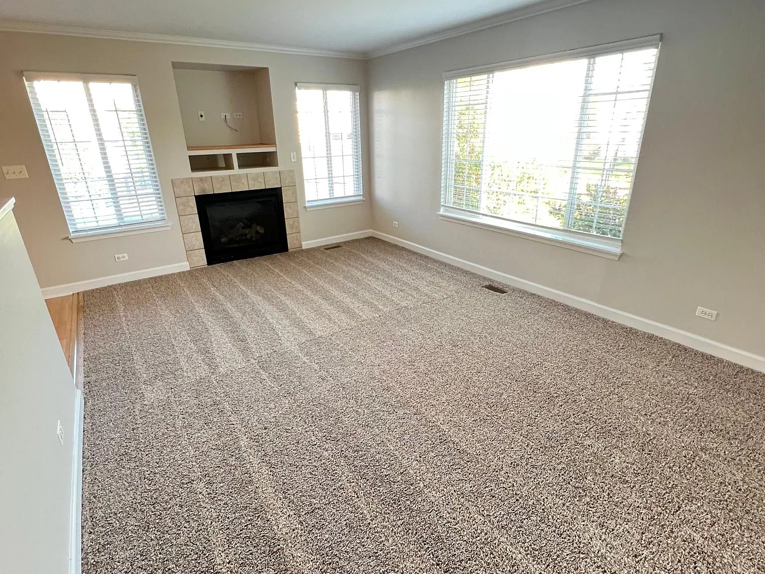 3 bed, 2.5 bath, 1674 sqft, $2,600 — Photo 3