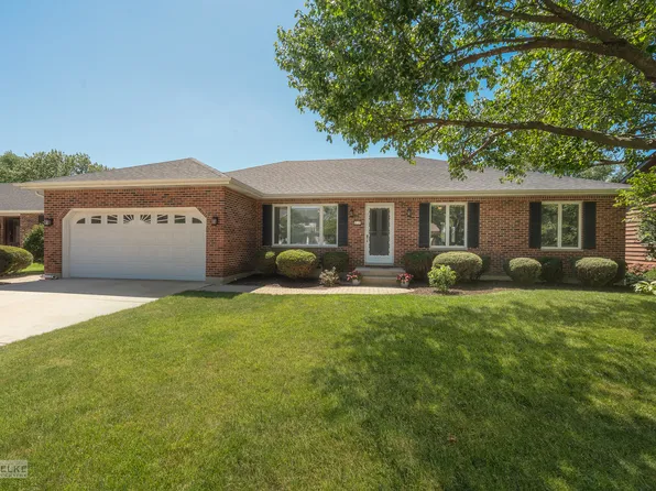 77 Brockway Dr, Oswego, IL 60543