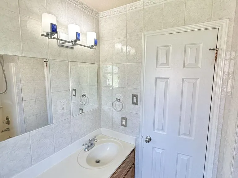 1100 Clairidge Ave — Photo 14