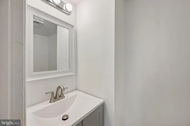 6 bed, 2.5 bath, 1948 sqft, $1,300 — Photo 3
