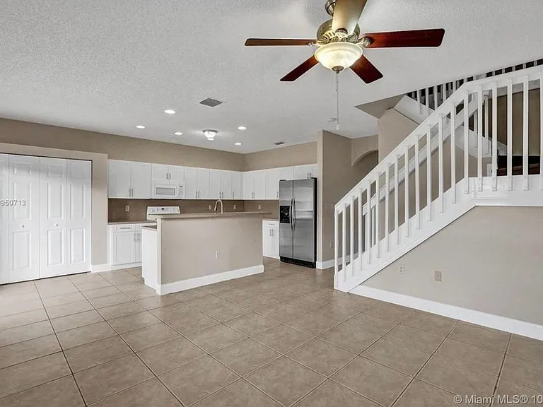 2316 SE 23rd Ter #2316 — Photo 3