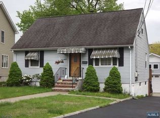 16 Crestwood Ct, Totowa, NJ 07512