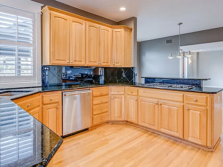 450 NW Pacific Grove Dr — Photo 7