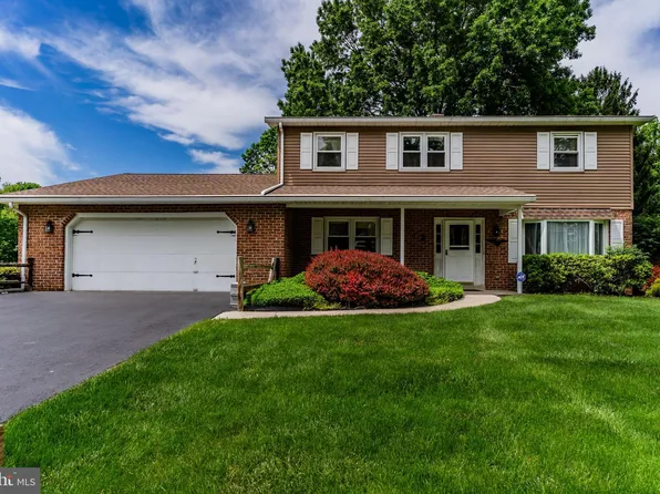3 Dandelion Dr, Boiling Springs, PA 17007