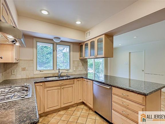 4th image of 12 Lakeridge Dr