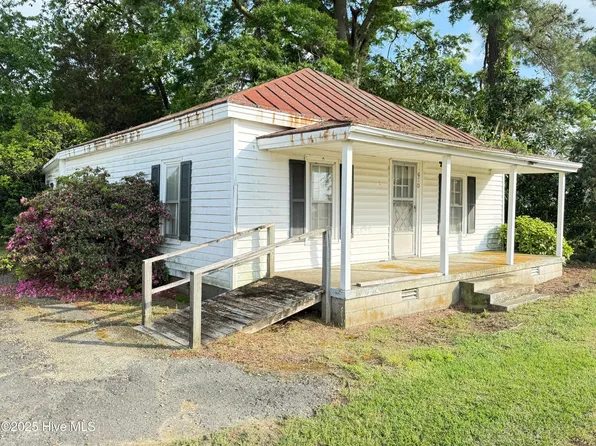 510 NE Center Street, Calypso, NC 28325