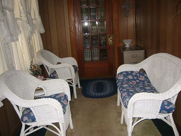4th image of 460 Sherman St