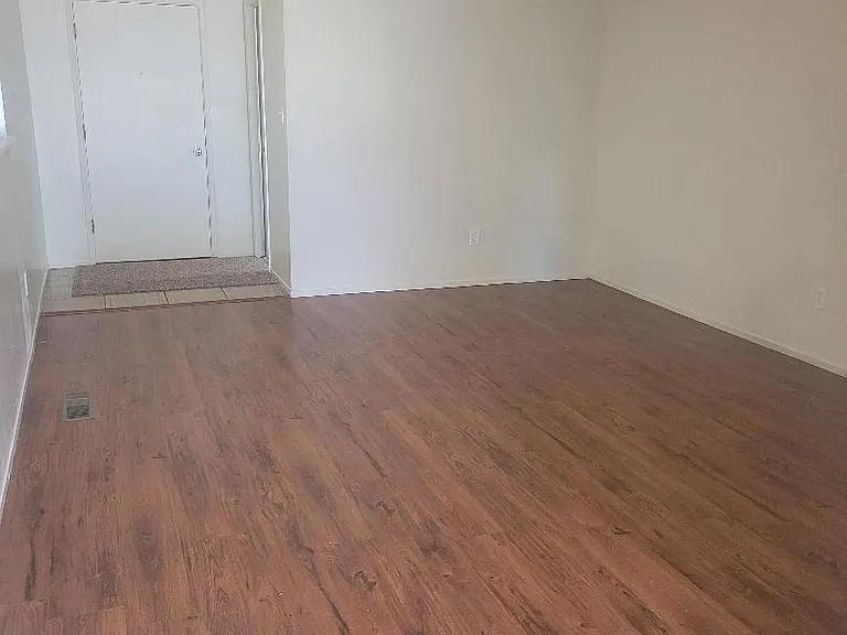 1602 W Rumble Rd — Photo 2
