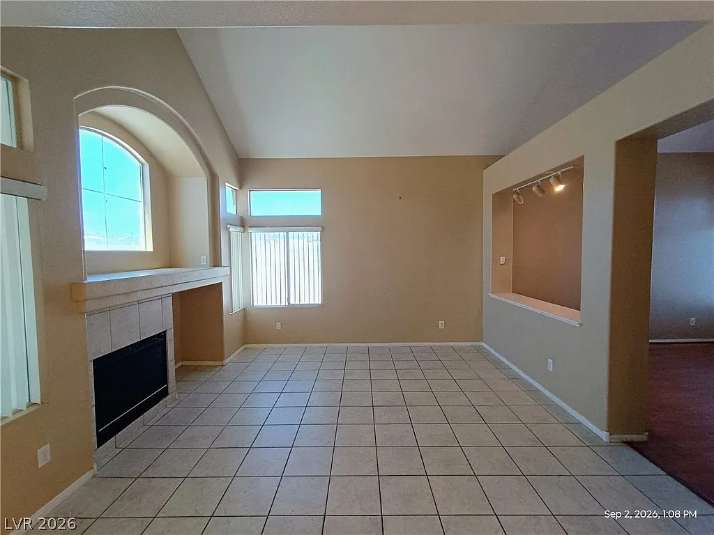 3 bed, 2.5 bath, 1528 sqft, $1,946 — Photo 3