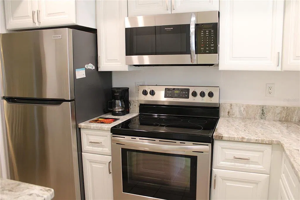 2 bed, 1.0 bath, 1040 sqft, $2,000 — Photo 2