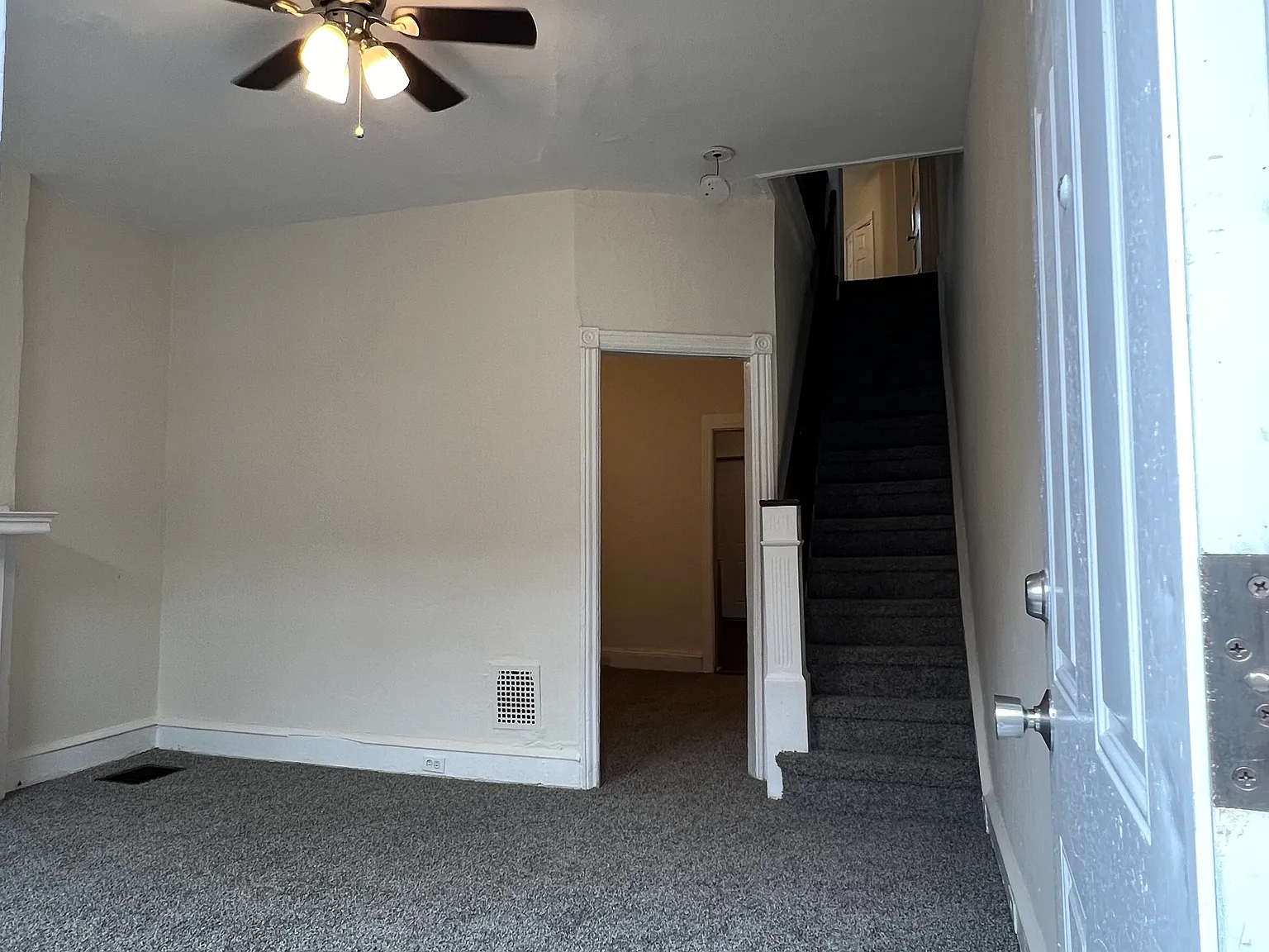 3 bed, 892 sqft, $1,375 — Photo 3