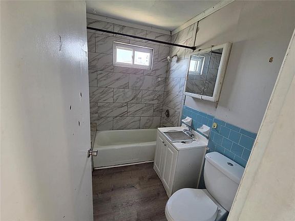 5th image of 471 Providence St