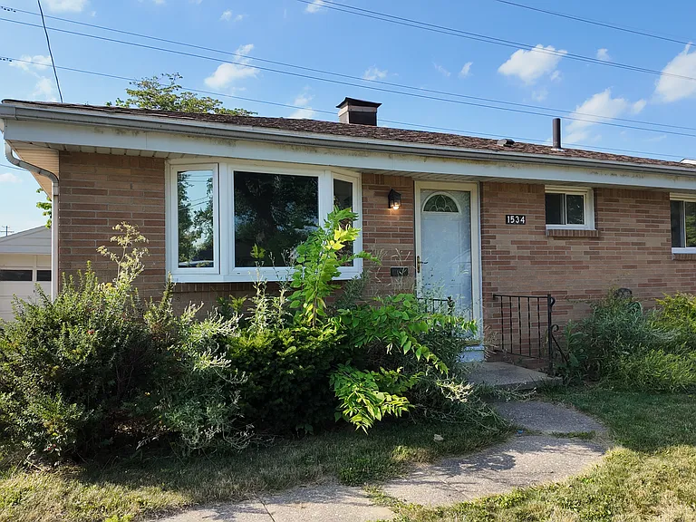 1534 Amesbury Rd — Photo 4
