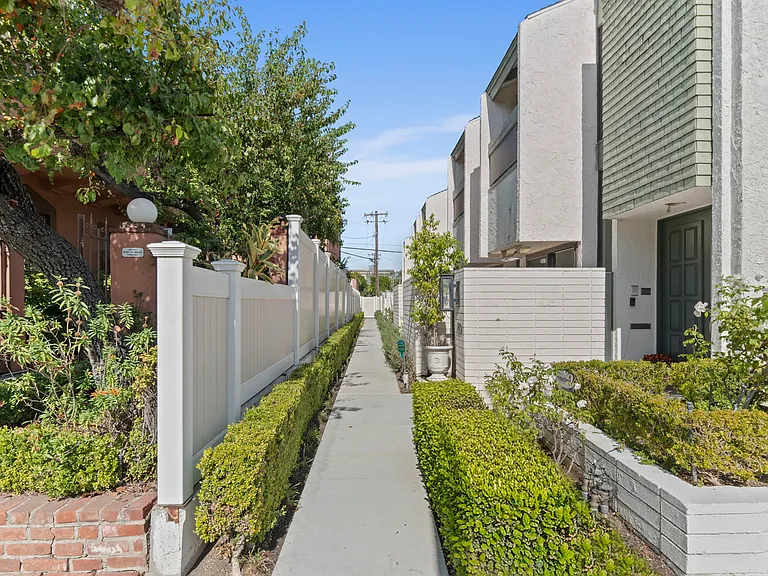 9501 W Olympic Blvd — Photo 29
