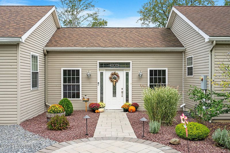 3rd image of 790 Hart Road