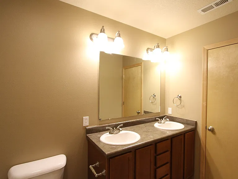 233 Woodfield Ct — Photo 16