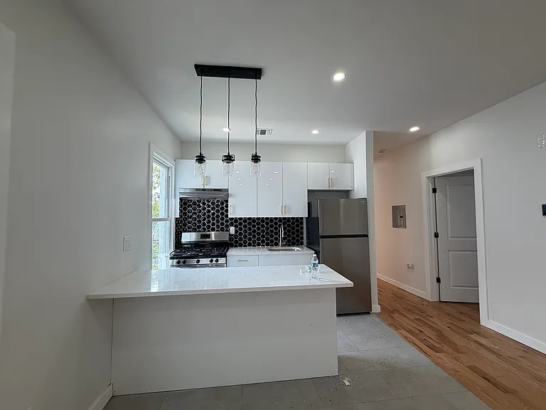 183 Woodside Ave #2R — Photo 2