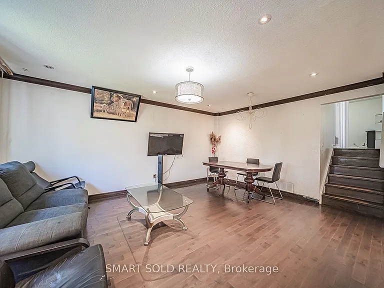 5 Horseley Hill Dr E — Photo 4