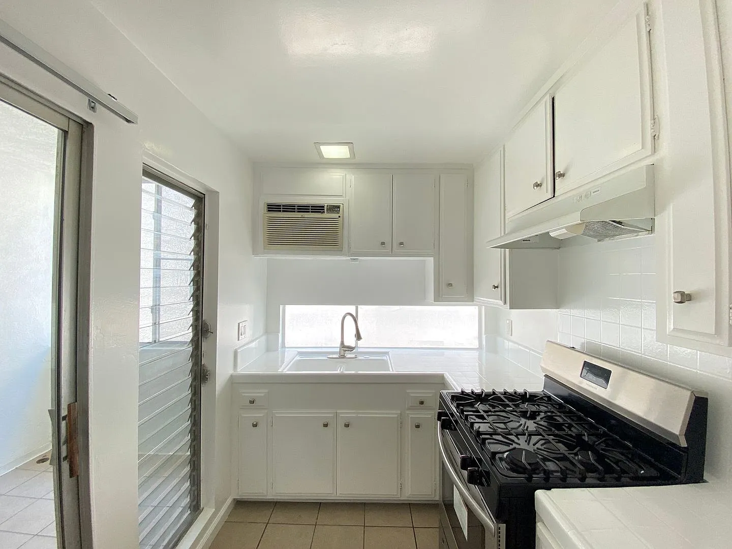 511 N Kenmore — Photo 1