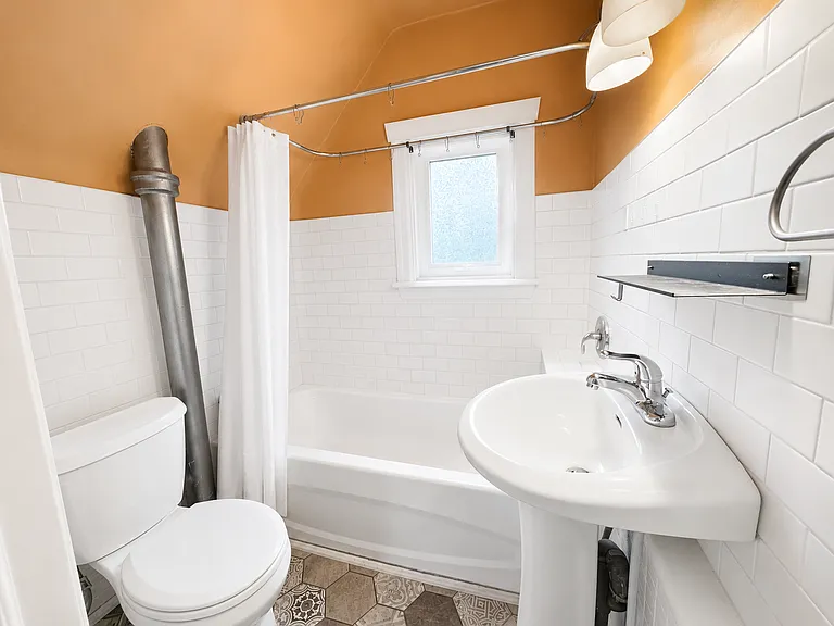 24 Crosthwaite Ave N — Photo 12