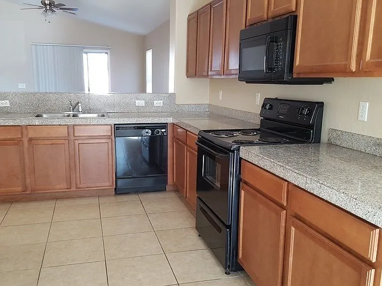 7826 S 72nd Ln — Photo 4