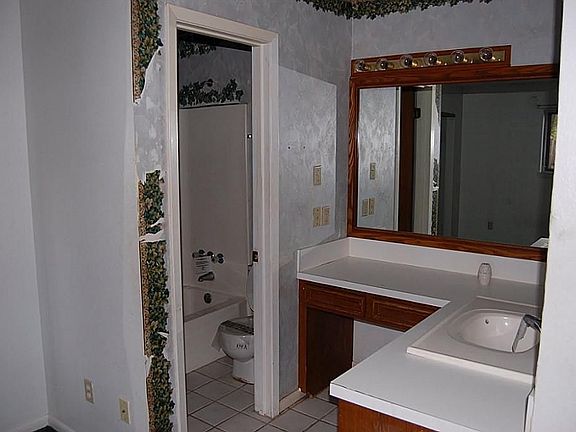 4th image of 4802 Dolphin St
