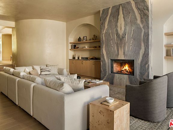 3rd image of 18 Voyage St