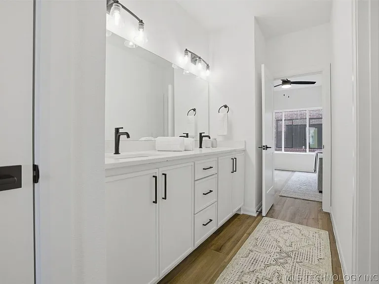 504 E B St — Photo 30